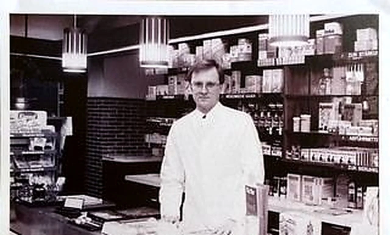 Apotheker Gernot Schellenberger bei der Übernahme 1988